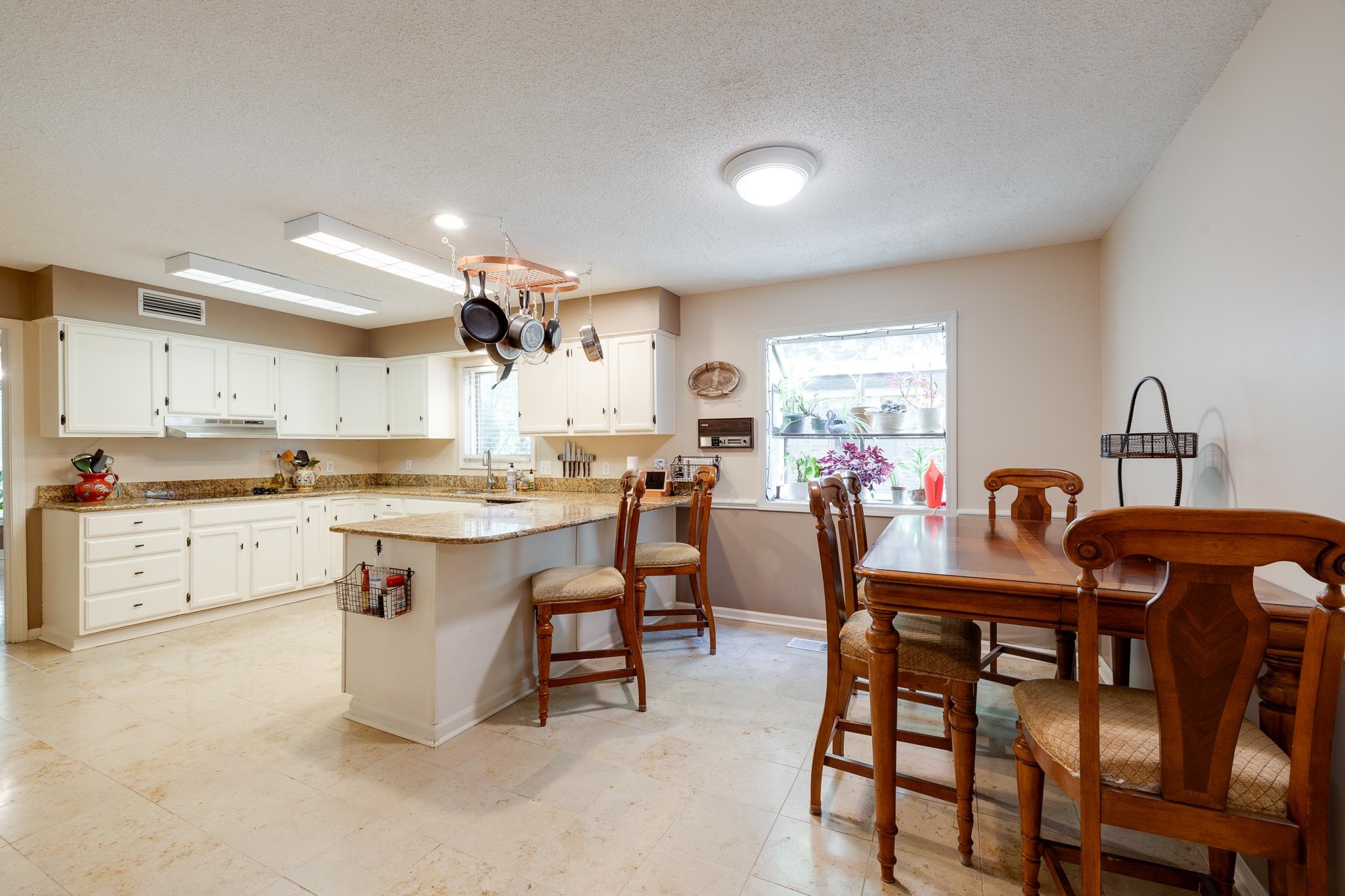 167 Ericson Road Memphis, TN 38018 - Photo 12 of 36 Because the Great Room is just a few steps away, this area is a perfect buffet area when having guests and/or parties