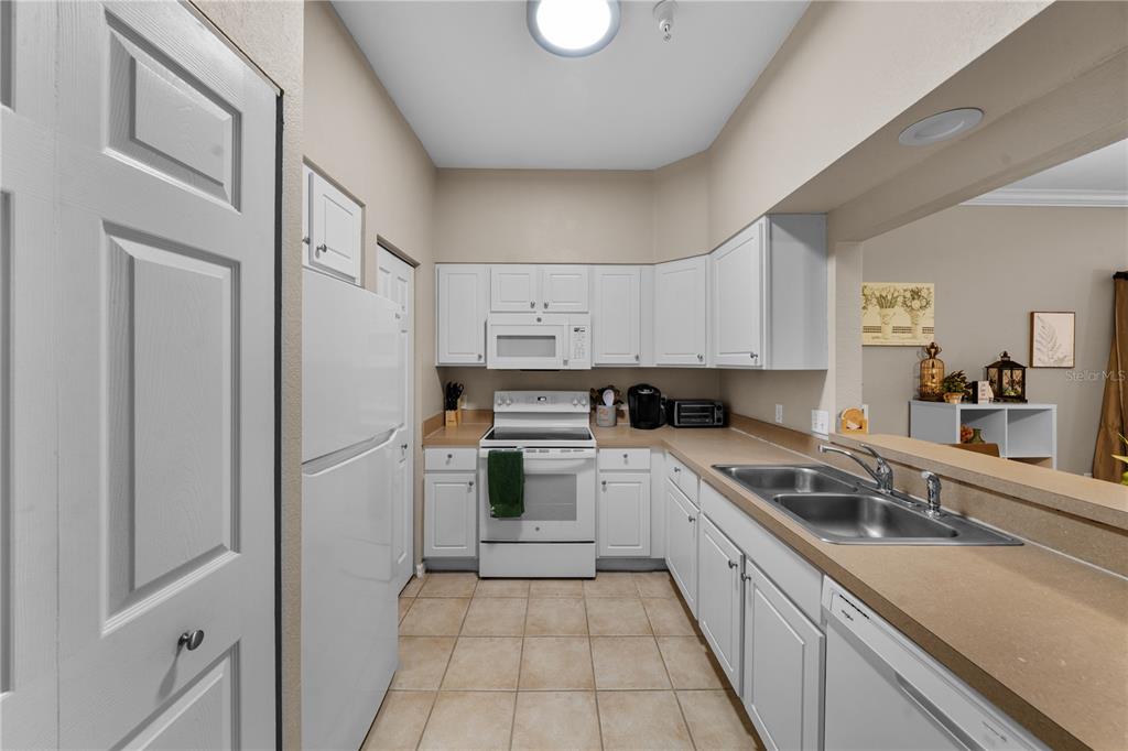 9177 Southwest 52nd Road, Unit E103 Gainesville, FL 32608 - Photo 12 of 47