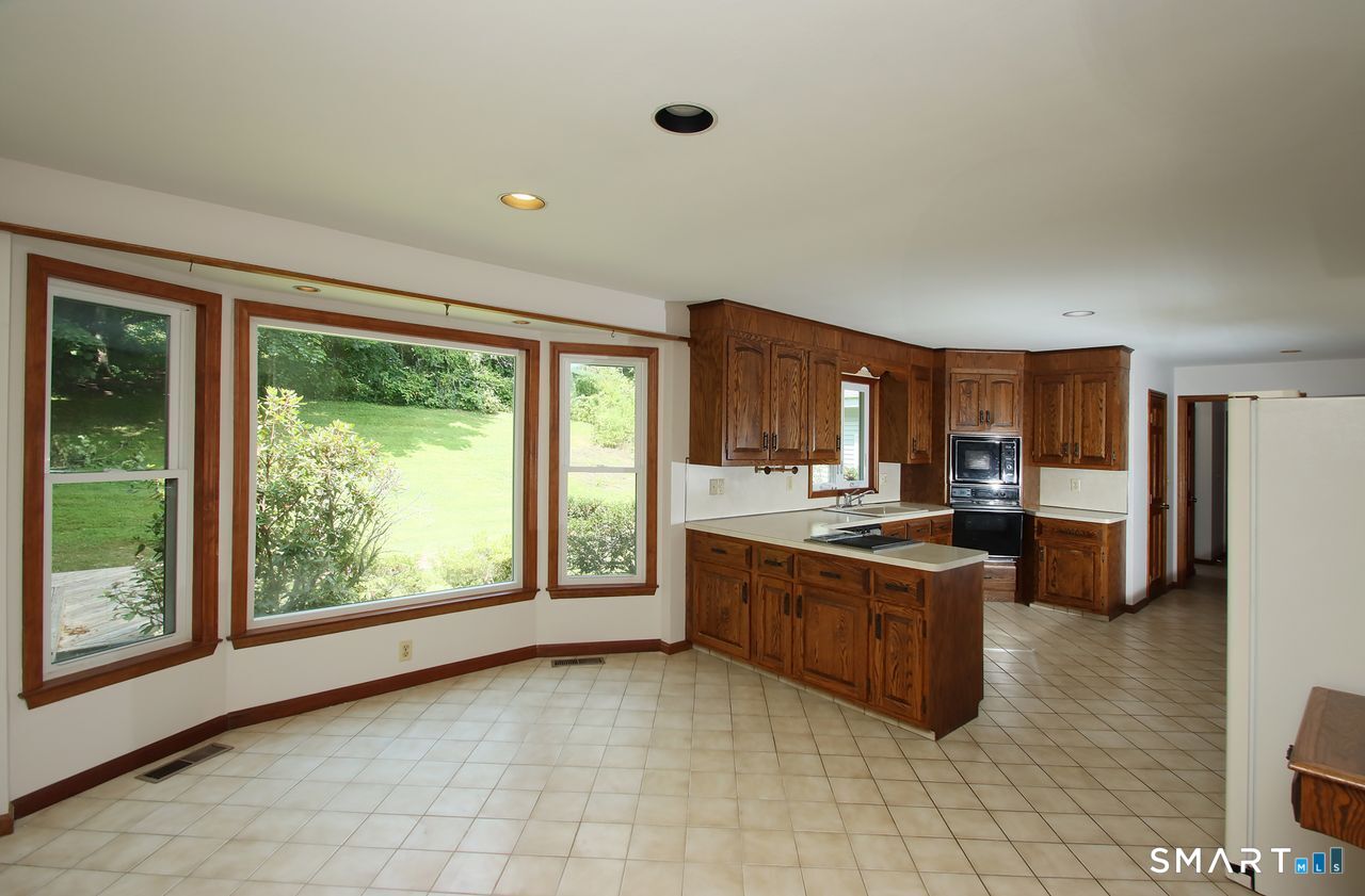 328 Saybrook Road Orange, CT 06477 - Photo 3 of 40 Gallery Image 3