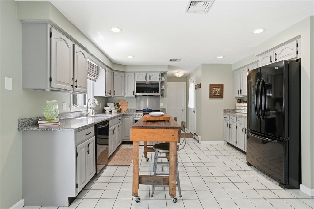 29 Walter Faunce Road Kingston, MA 02364 - Photo 6 of 38