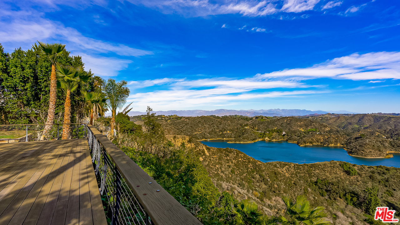 2010 Stradella Road Los Angeles, CA 90077 - Photo 10 of 12