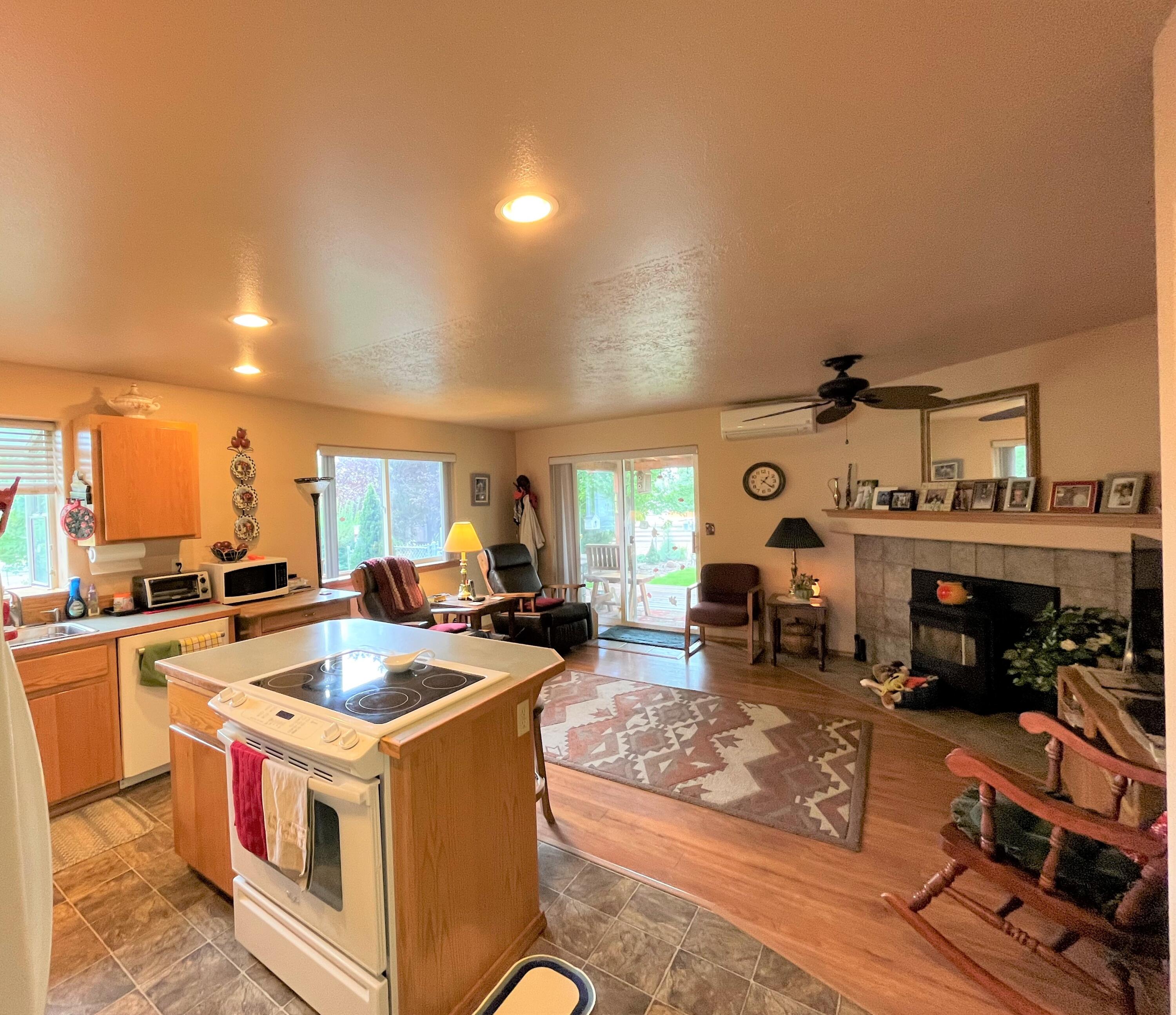 2825 Northeast Yellowpine Road Prineville, OR 97754 - Photo 6 of 25 Kitchen-Family room
