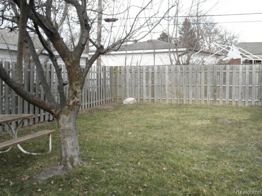 30608 Hayes Road Roseville, MI 48066 - Photo 4 of 4 P4010009.JPG