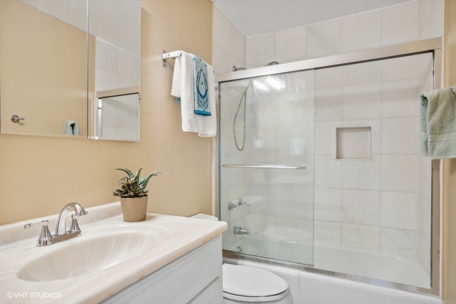 6171 North Sheridan Road, Unit 1204 Chicago, IL 60660 - Photo 8 of 15 a bathroom with a sink toilet and shower