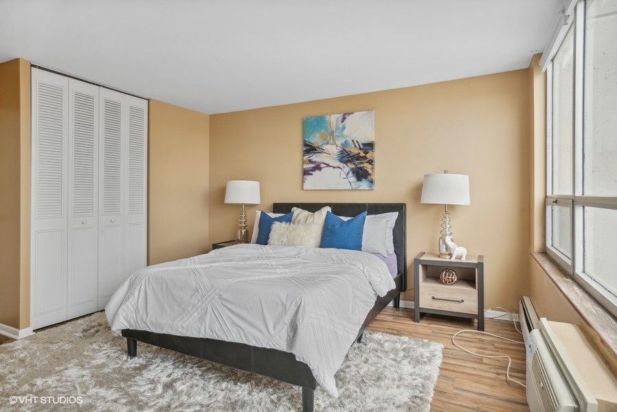 6171 North Sheridan Road, Unit 1204 Chicago, IL 60660 - Photo 10 of 15 a bedroom with a bed and a painting on the wall