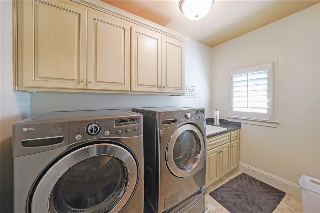 9062 Riverbend Manor Alpharetta, GA 30022 - Photo 27 of 36 a utility room with dryer and washer