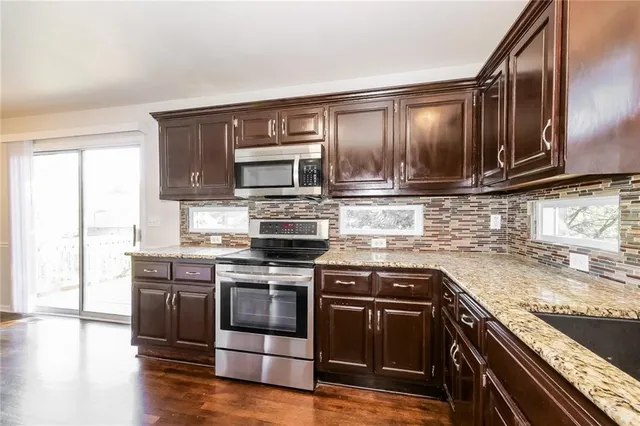 $2,645 | 113 North Oxford Drive, Raymore, MO 64083