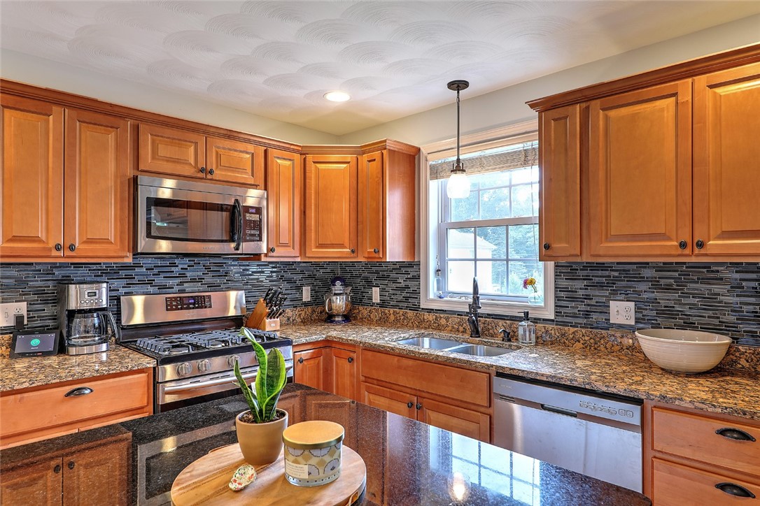 232 Iroquois Road Cumberland, RI 02864 - Photo 17 of 44