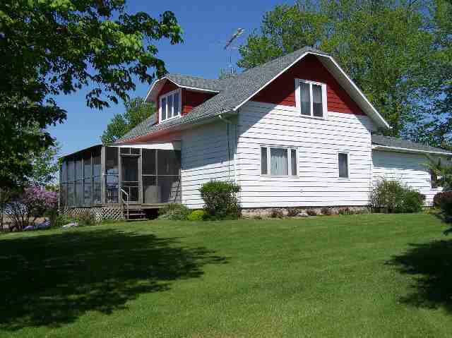 6662 North Oak Road Freeport, IL 61032 - Photo 1 of 9 a front view of a house with a yard