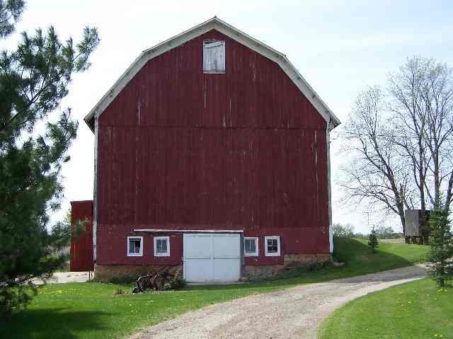 6662 North Oak Road Freeport, IL 61032 - Photo 4 of 9 a view of a house with a yard