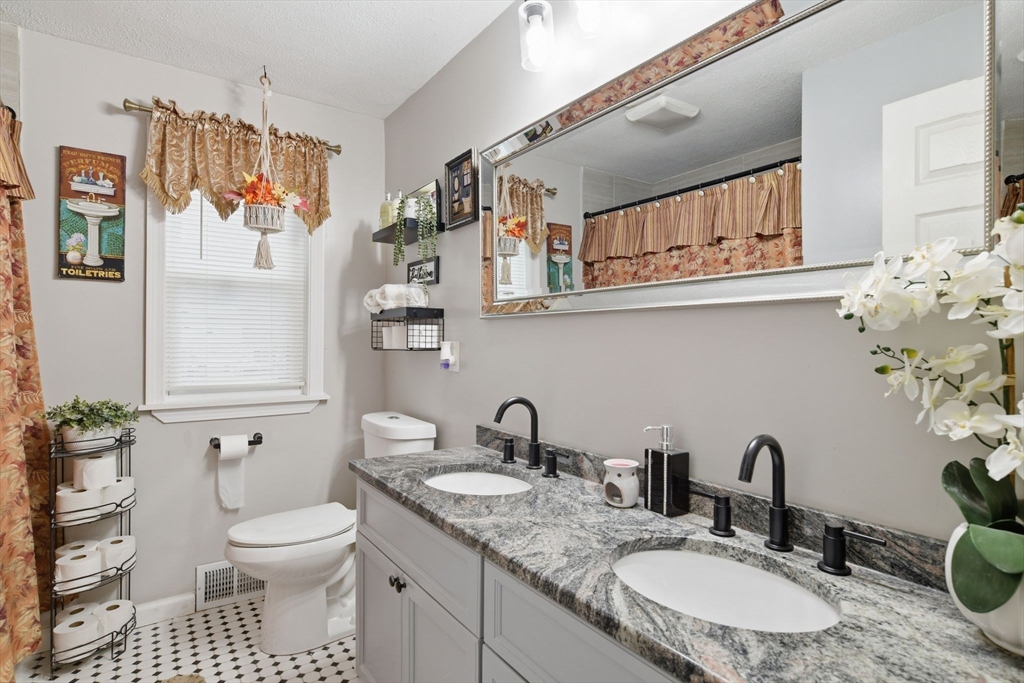 569 Cooley Street Springfield, MA 01128 - Photo 21 of 42
