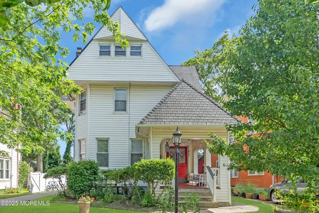 a front view of house with yard