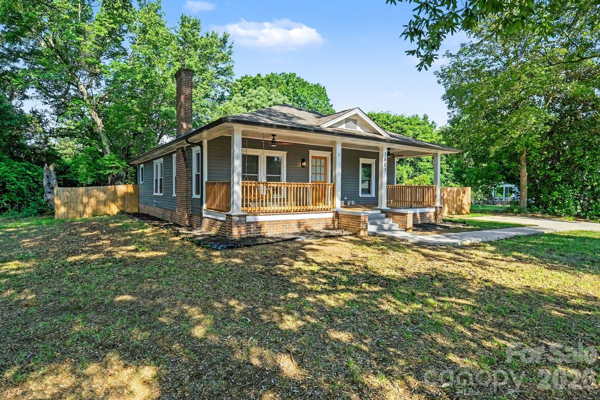 1601 Lawing Road Charlotte, NC 28216 - Photo 3 of 35 Gallery Image 3