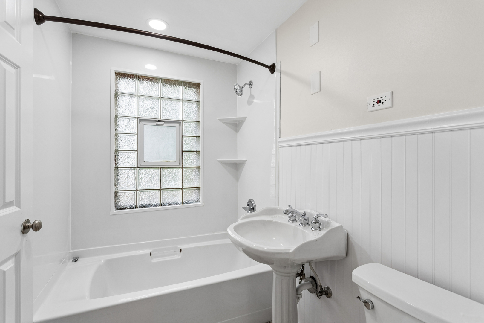 1118 Manchester Road Wheaton, IL 60187 - Photo 23 of 37