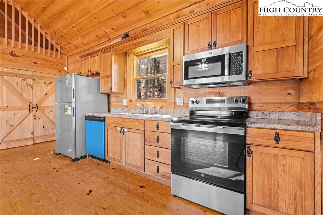130 Hollow Tree Road Beech Mountain, NC 28604 - Photo 6 of 22 Gallery Image 6