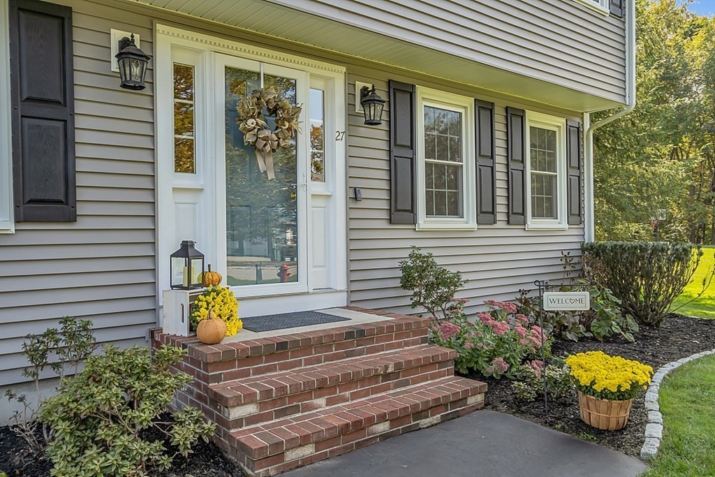 27 Sable Run Lane Methuen, MA 01844 - Photo 3 of 42 a view of a house with chairs and plants