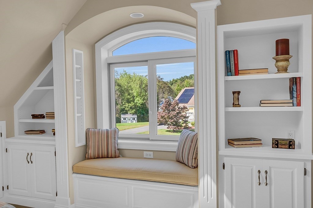 27 Sable Run Lane Methuen, MA 01844 - Photo 37 of 42 a living room with furniture and a window