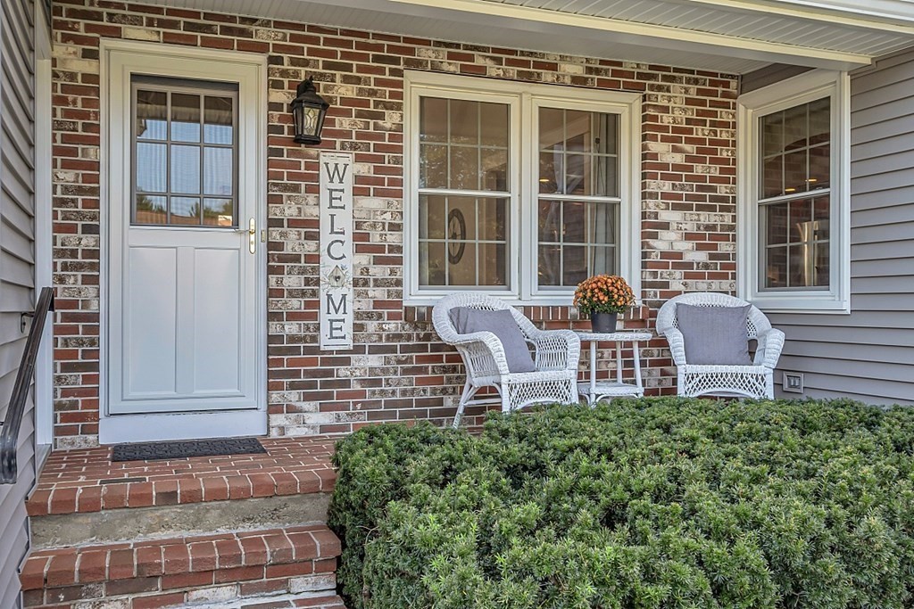 27 Sable Run Lane Methuen, MA 01844 - Photo 4 of 42 a table and chair in front of door