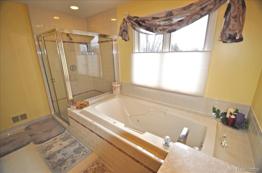 2822 Santia Road Troy, MI 48085 - Photo 12 of 22 6 foot JACUZZI TUB