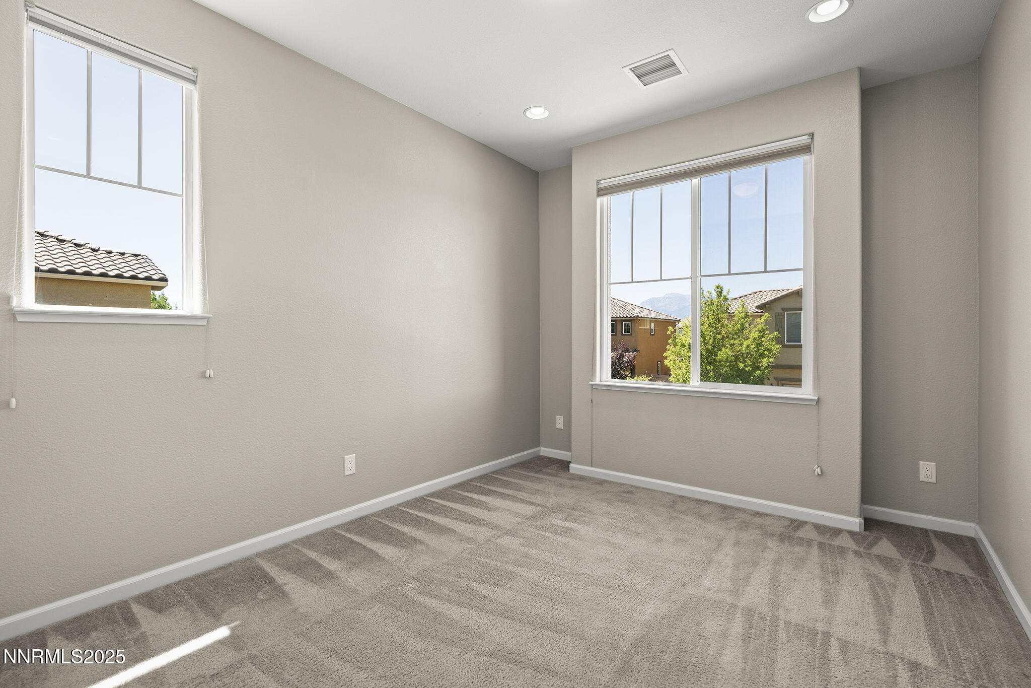 9610 Eventer Lane Reno, NV 89521 - Photo 21 of 38 an empty room with windows