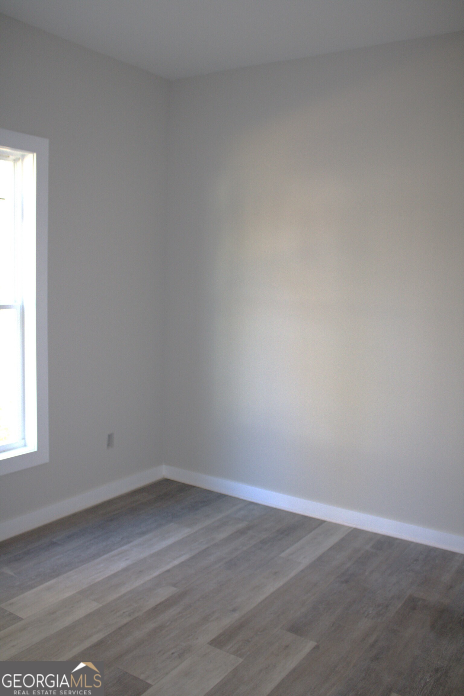 123 Fairview Street Hartwell, GA 30643 - Photo 21 of 23 an empty room with a window