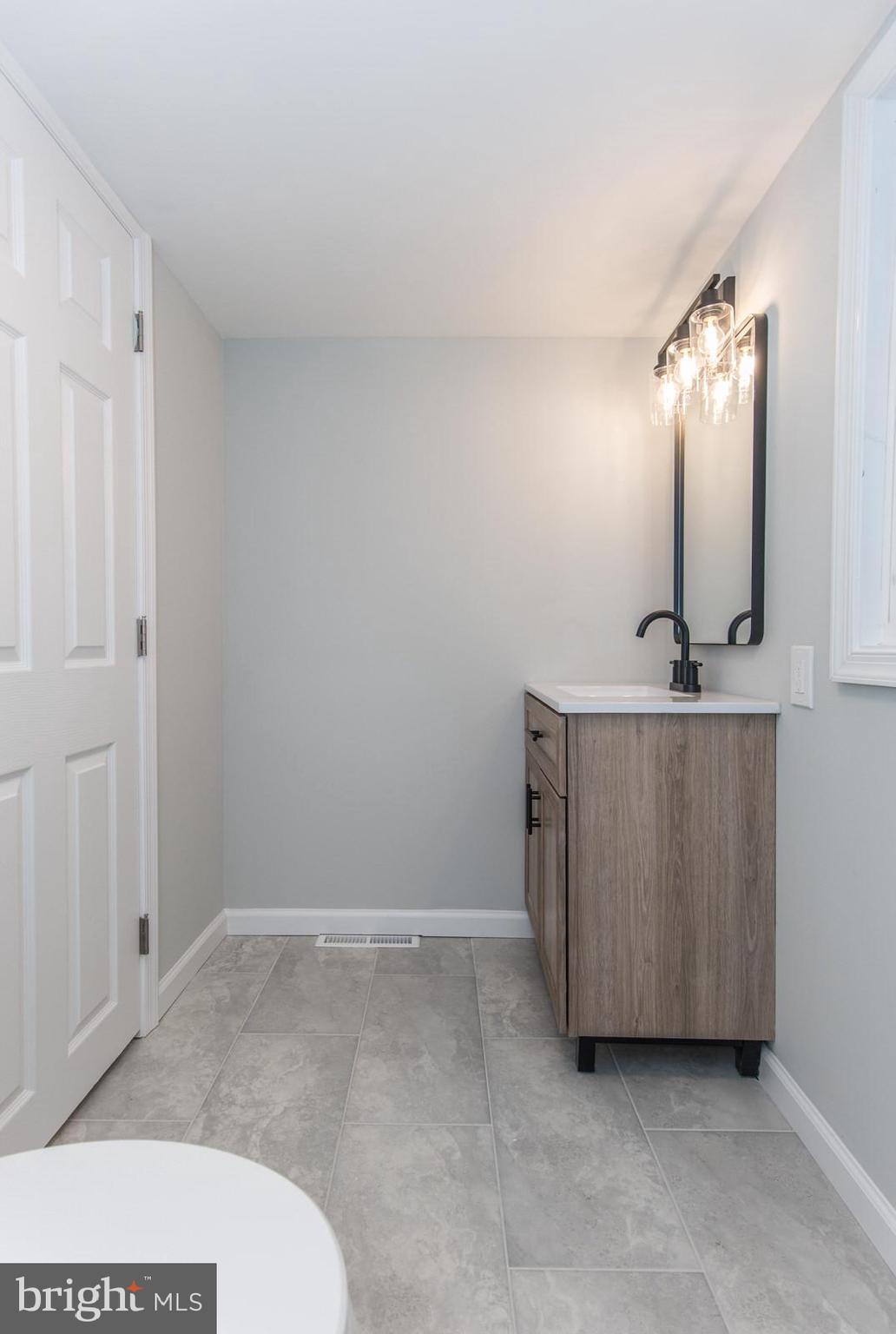 653 Spruce Street Bristol, PA 19007 - Photo 15 of 33