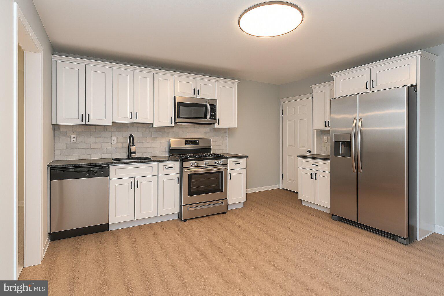 653 Spruce Street Bristol, PA 19007 - Photo 7 of 33