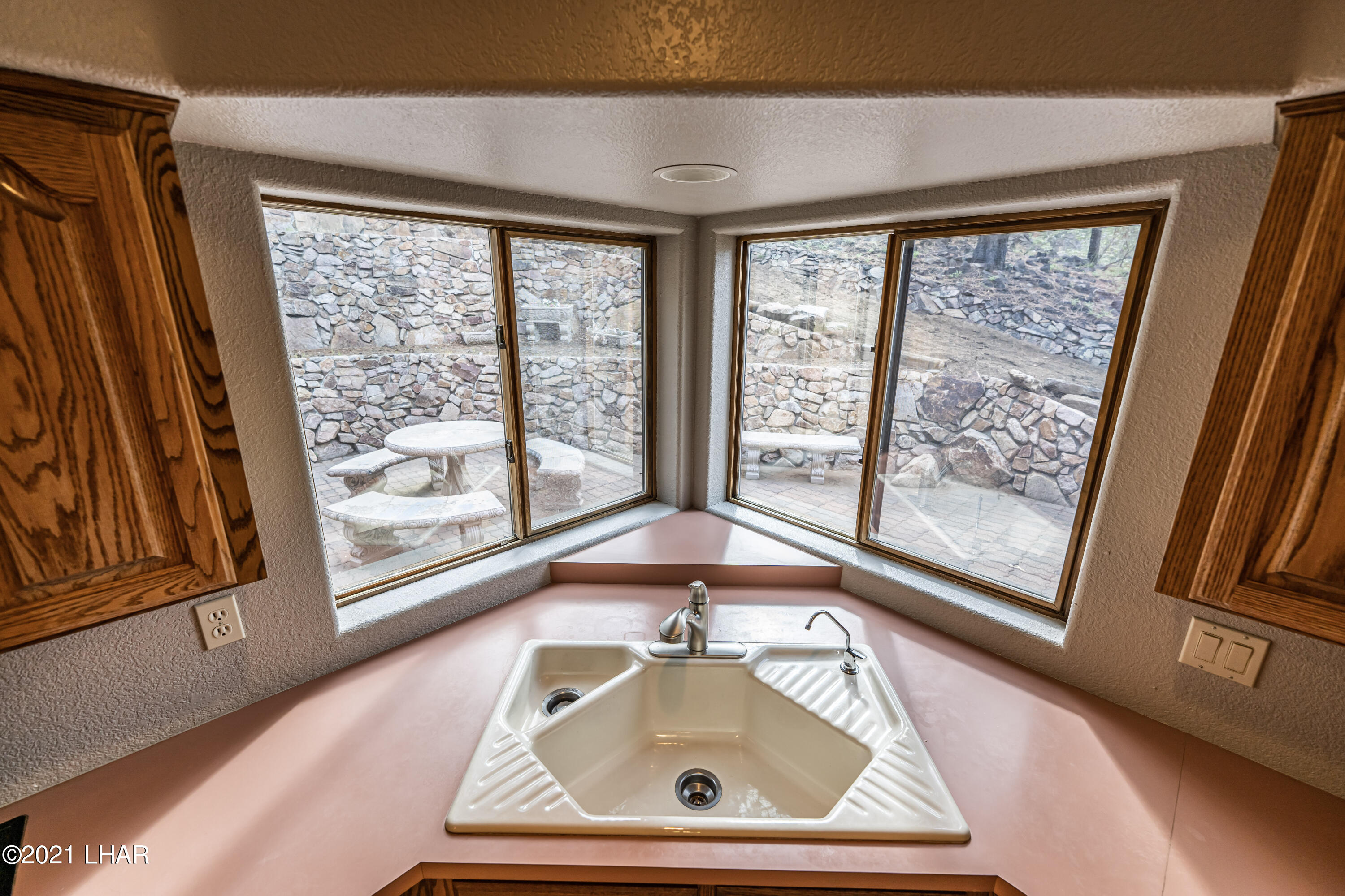4740 South Ridge Road Kingman, AZ 86401 - Photo 17 of 82 Kitchen sink with views of wild life and forest