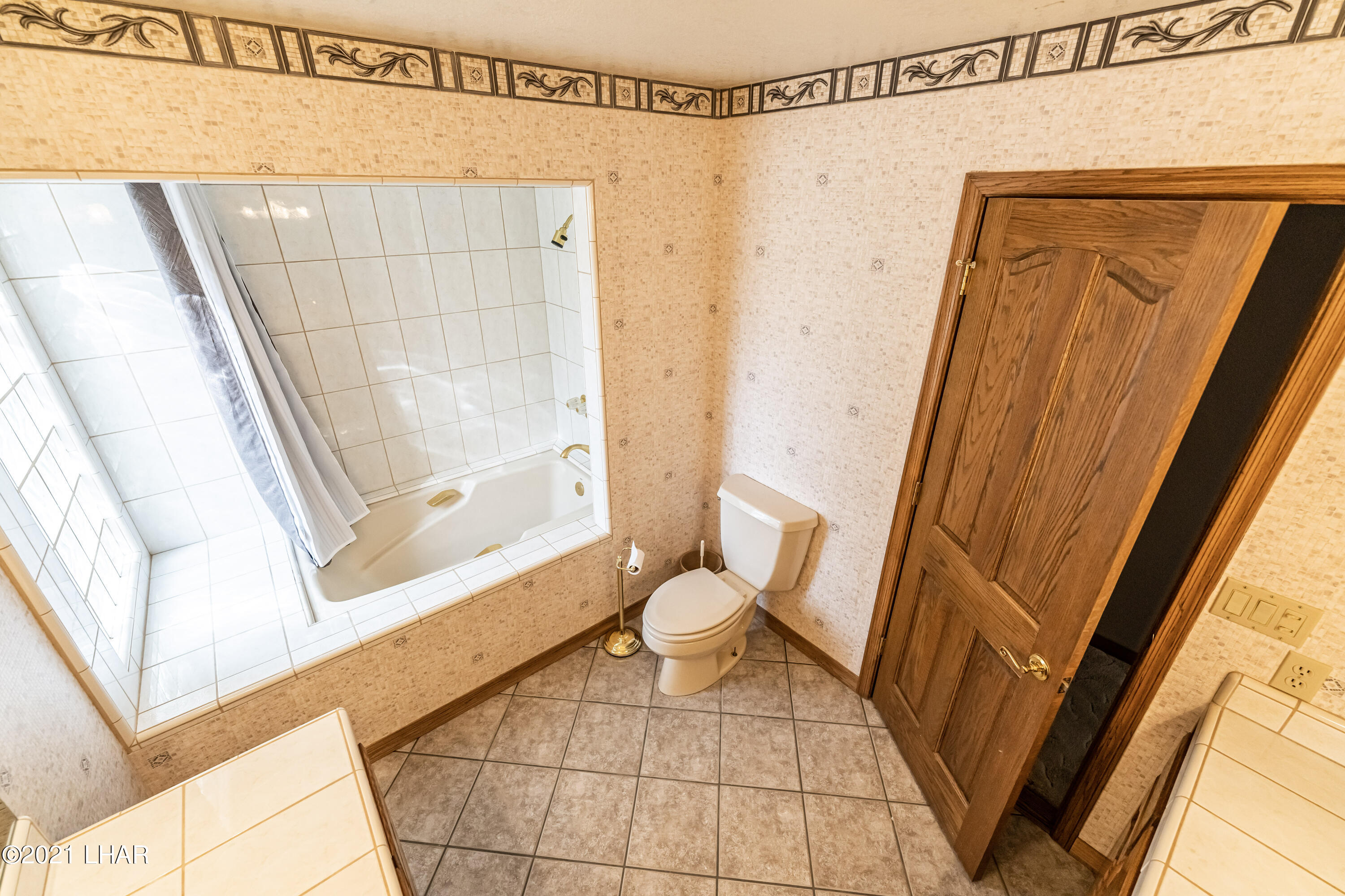 4740 South Ridge Road Kingman, AZ 86401 - Photo 31 of 82 Big soaker tub in Main Bath