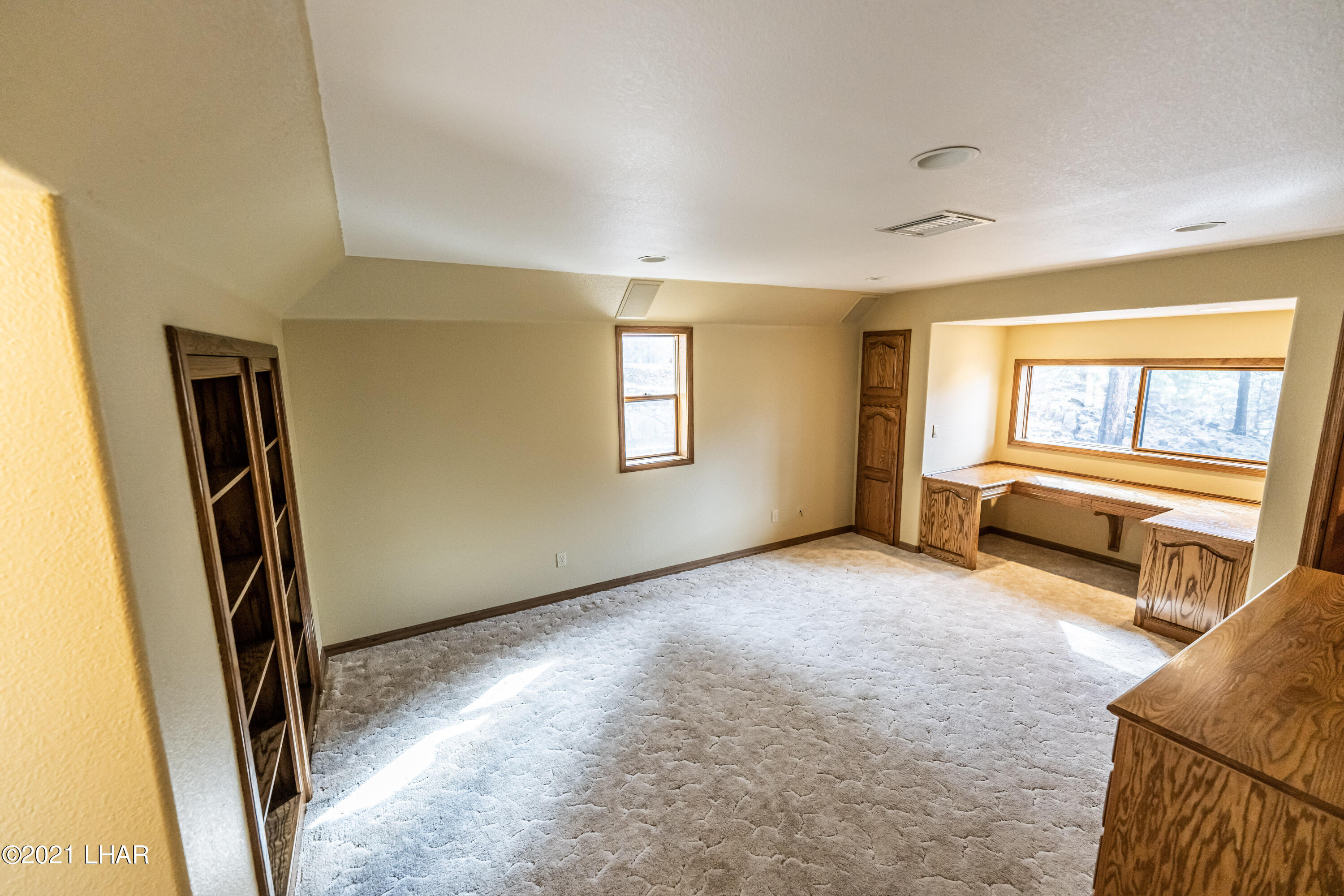 4740 South Ridge Road Kingman, AZ 86401 - Photo 32 of 82 Master 2 Study w built in desk