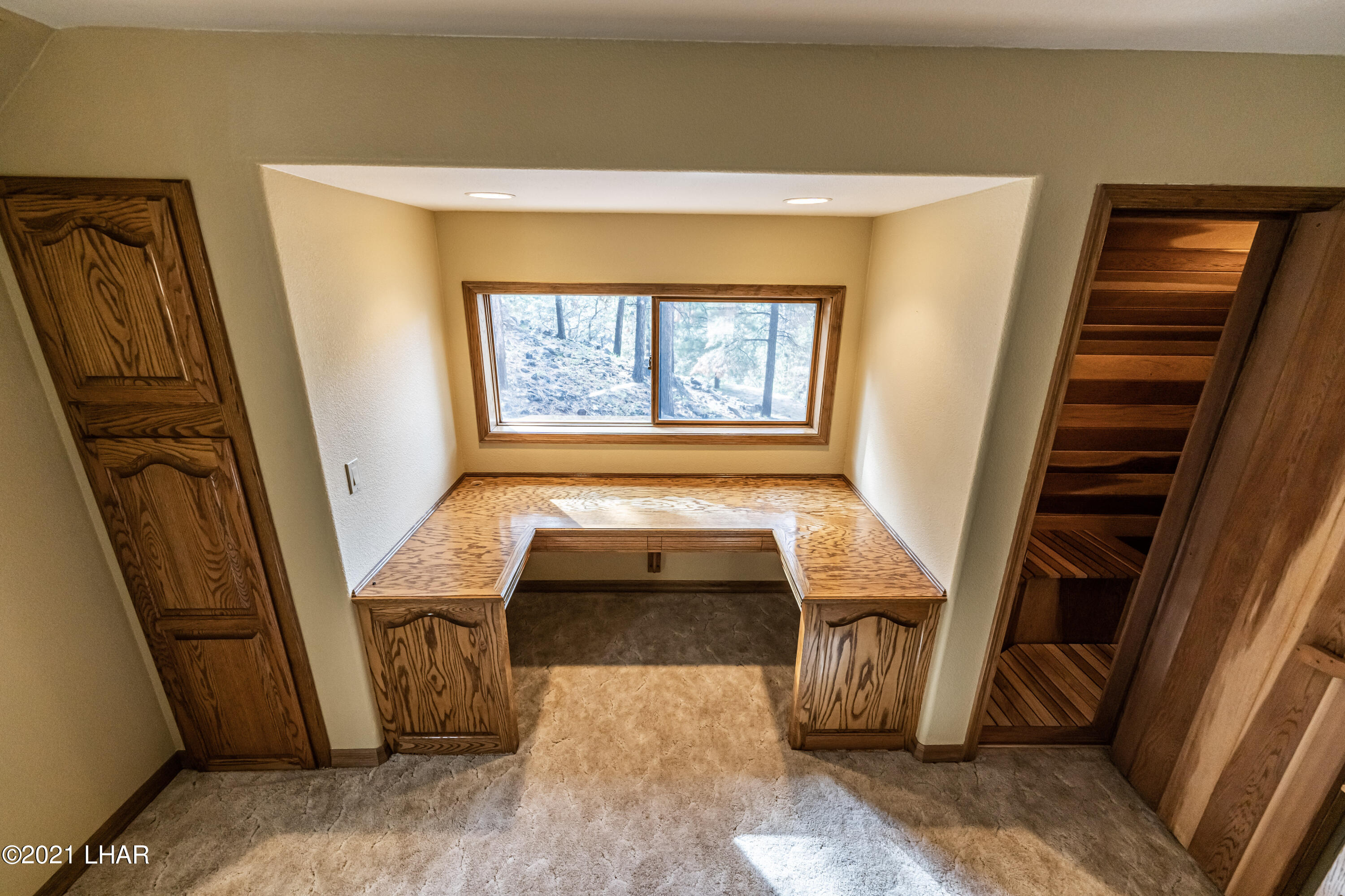 4740 South Ridge Road Kingman, AZ 86401 - Photo 37 of 82 Built in desk