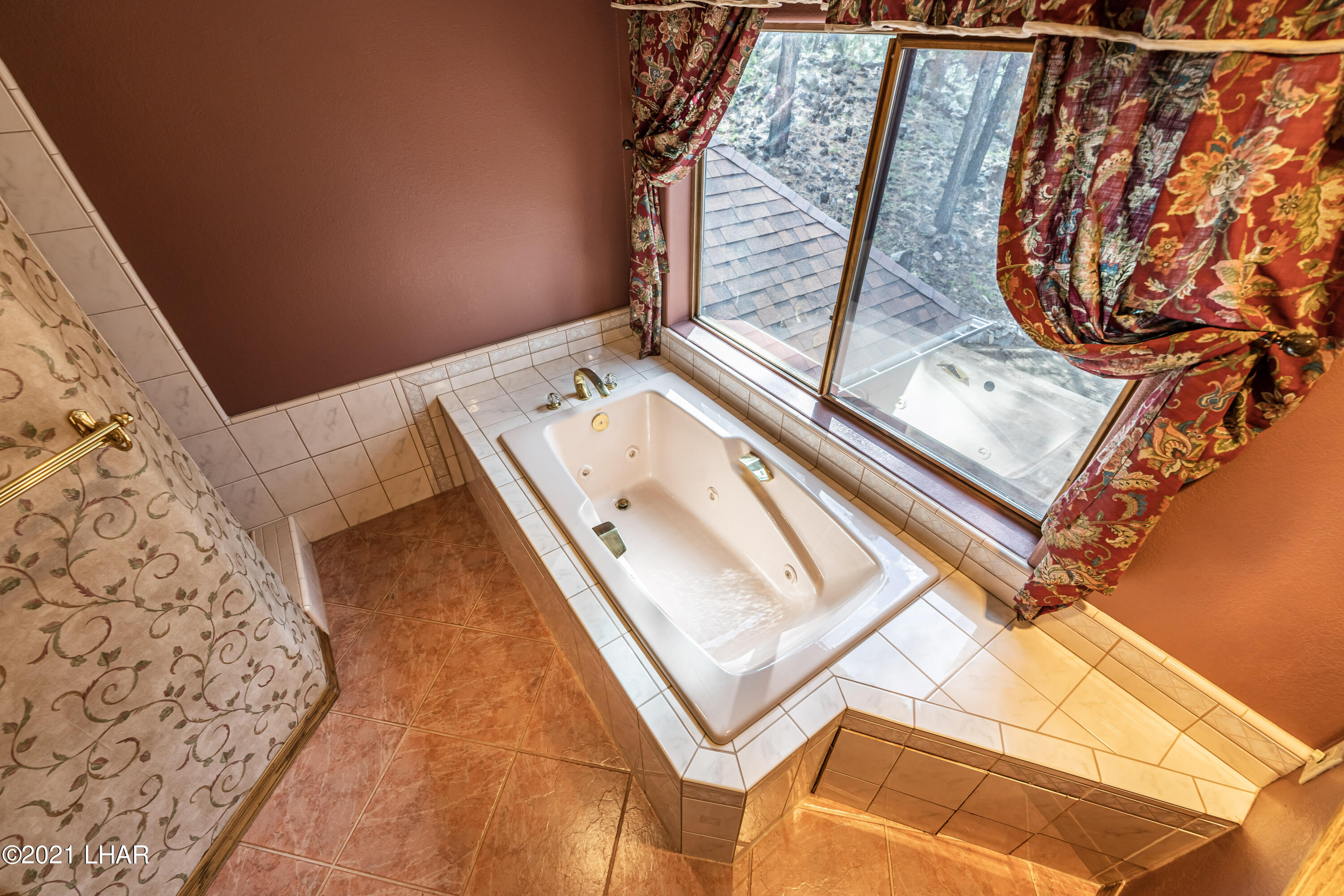 4740 South Ridge Road Kingman, AZ 86401 - Photo 44 of 82 Master 1 jacuzzi tub.