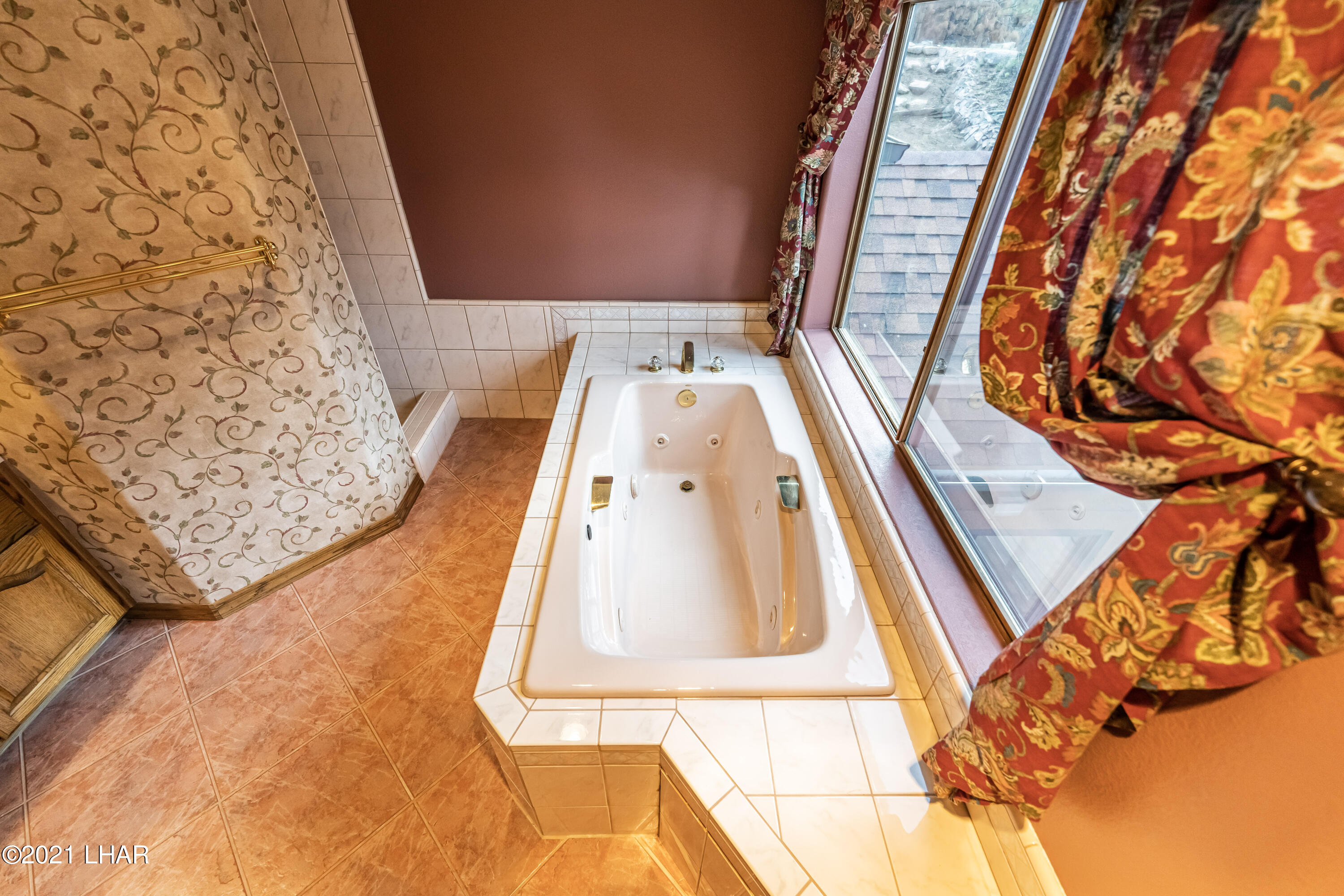 4740 South Ridge Road Kingman, AZ 86401 - Photo 47 of 82 Large jacuzzi tub