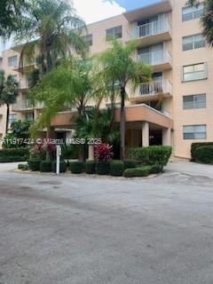 470 Executive Center Drive, Unit 1I West Palm Beach, FL 33401 - Photo 2 of 10 a view of a building with a garden