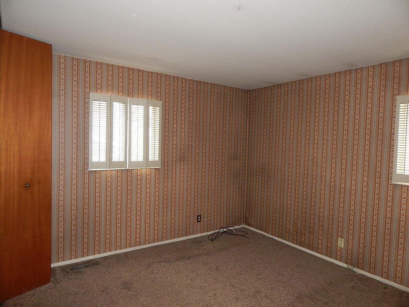 367 Chestnut Street Michigan City, IN 46360 - Photo 7 of 11 an empty room with windows