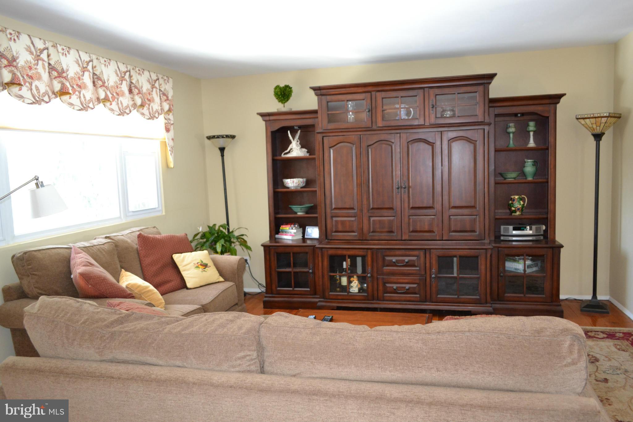 323 Norgulf Road Reisterstown, MD 21136 - Photo 5 of 30 Living Room