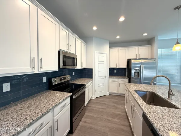 $2,400 | 2970 College Street, Jacksonville, FL 32205