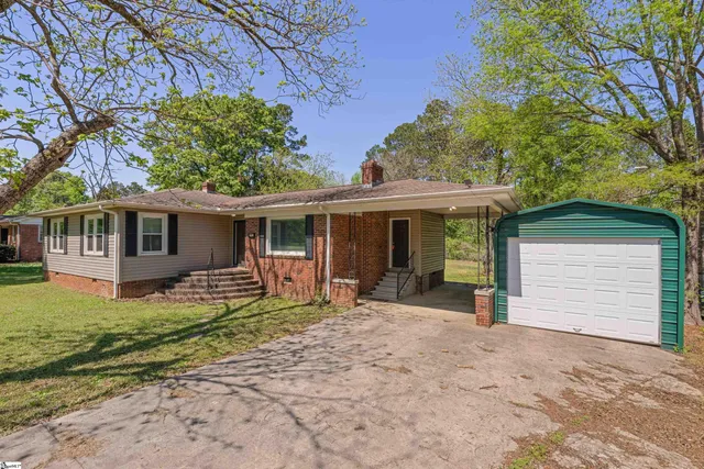 $244,000 | 105 Pinewood Avenue, Clinton, SC 29325