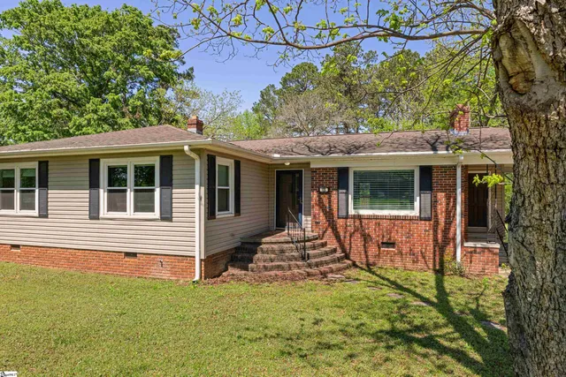 $244,000 | 105 Pinewood Avenue, Clinton, SC 29325