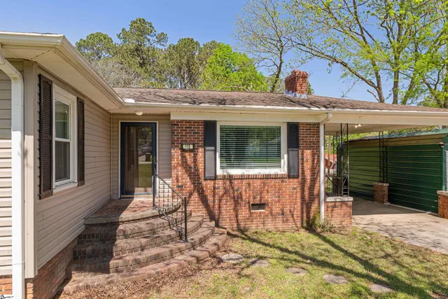 $244,000 | 105 Pinewood Avenue, Clinton, SC 29325