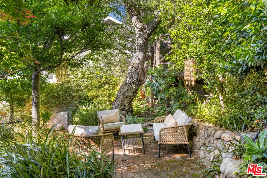 21714 Encina Road Topanga, CA 90290 - Photo 27 of 45 a backyard of a house with table and chairs