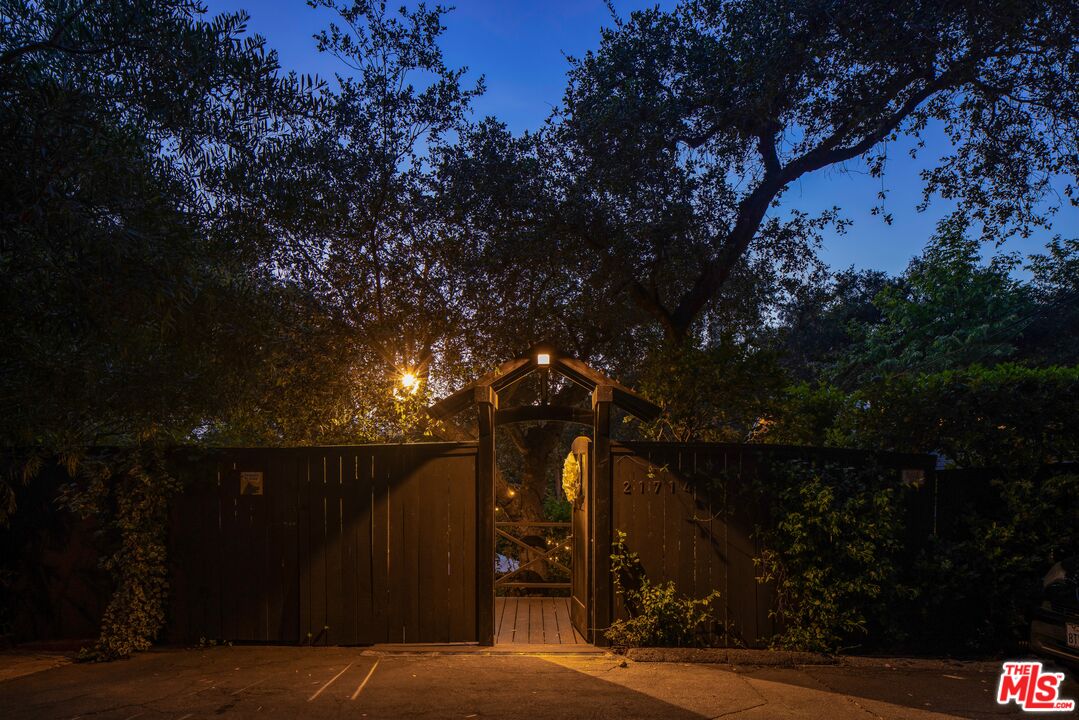 21714 Encina Road Topanga, CA 90290 - Photo 44 of 45 a view of outdoor space and garden