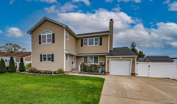 $949,000 | 5 Taylor Drive, Farmingdale, NY 11735