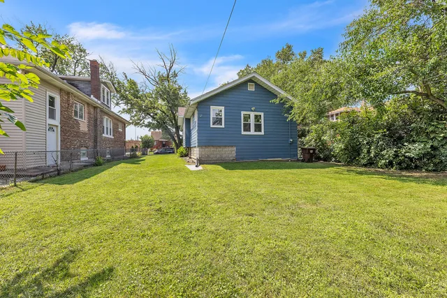 a view of a yard with a house
