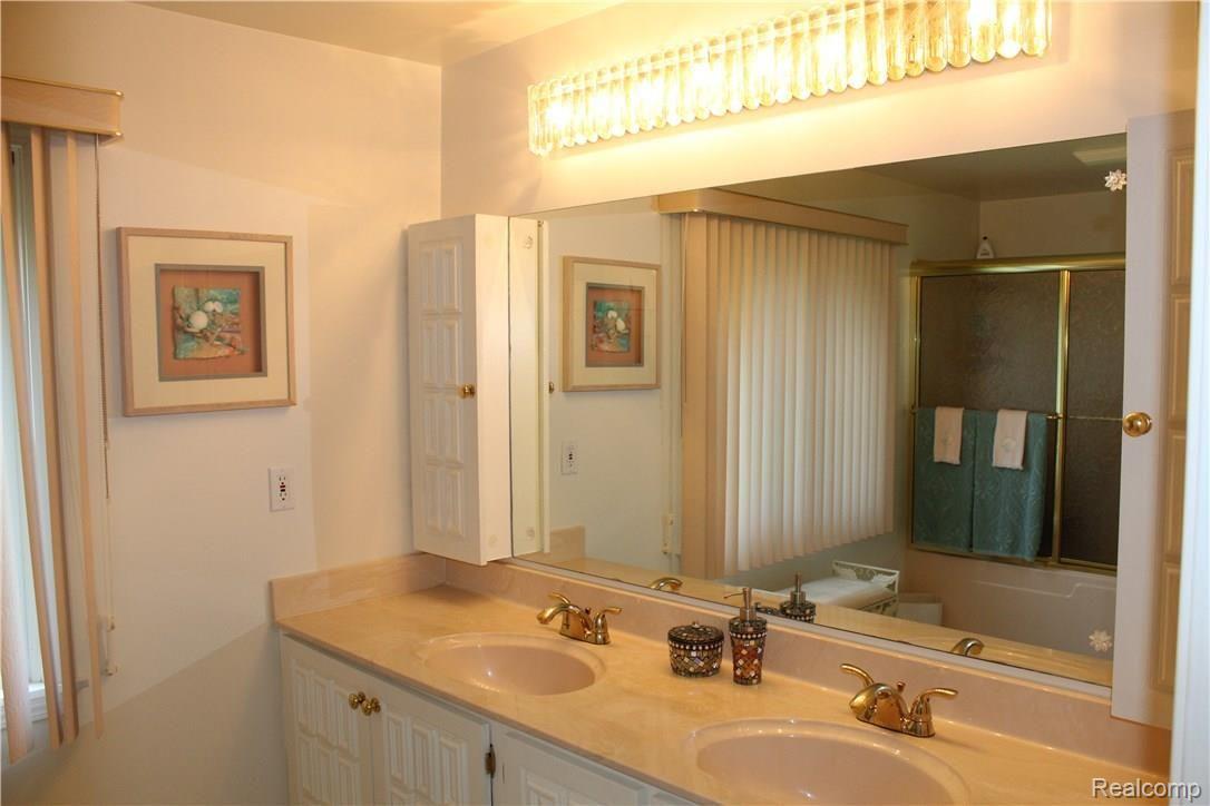 1449 North Dye Road Flint, MI 48532 - Photo 25 of 41 1449 N. Dye Rd upper bath (2)