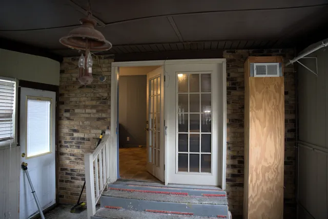 a view of a windows and wardrobe space