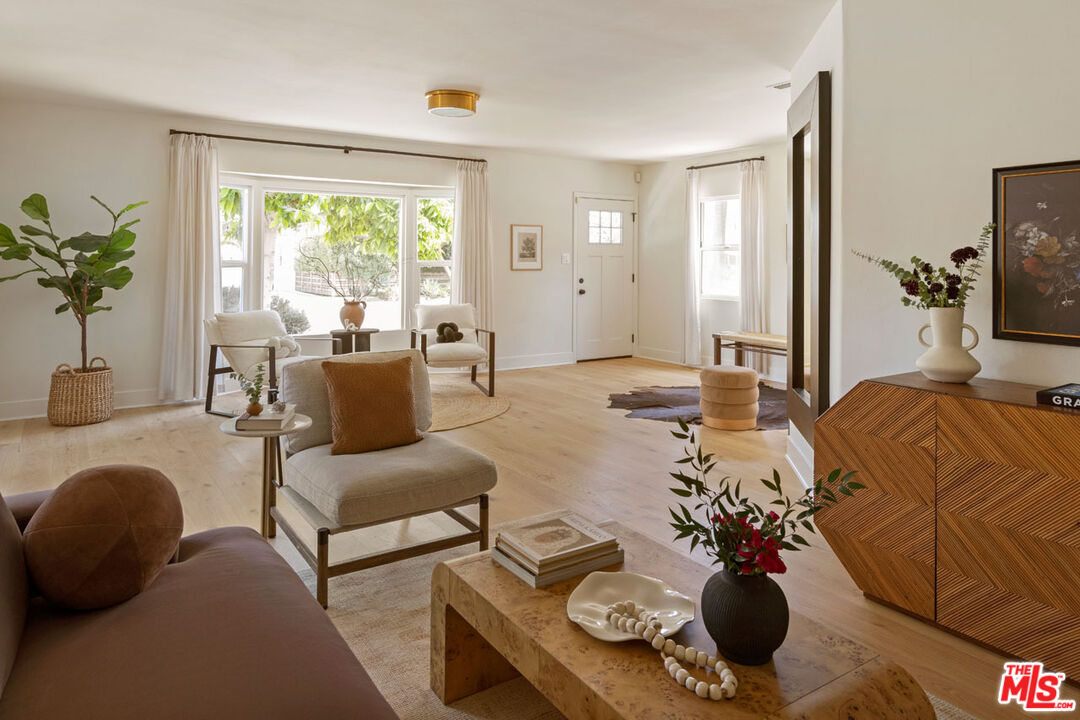 3031 Virginia Road Los Angeles, CA 90016 - Photo 2 of 10 a living room with furniture and a potted plant