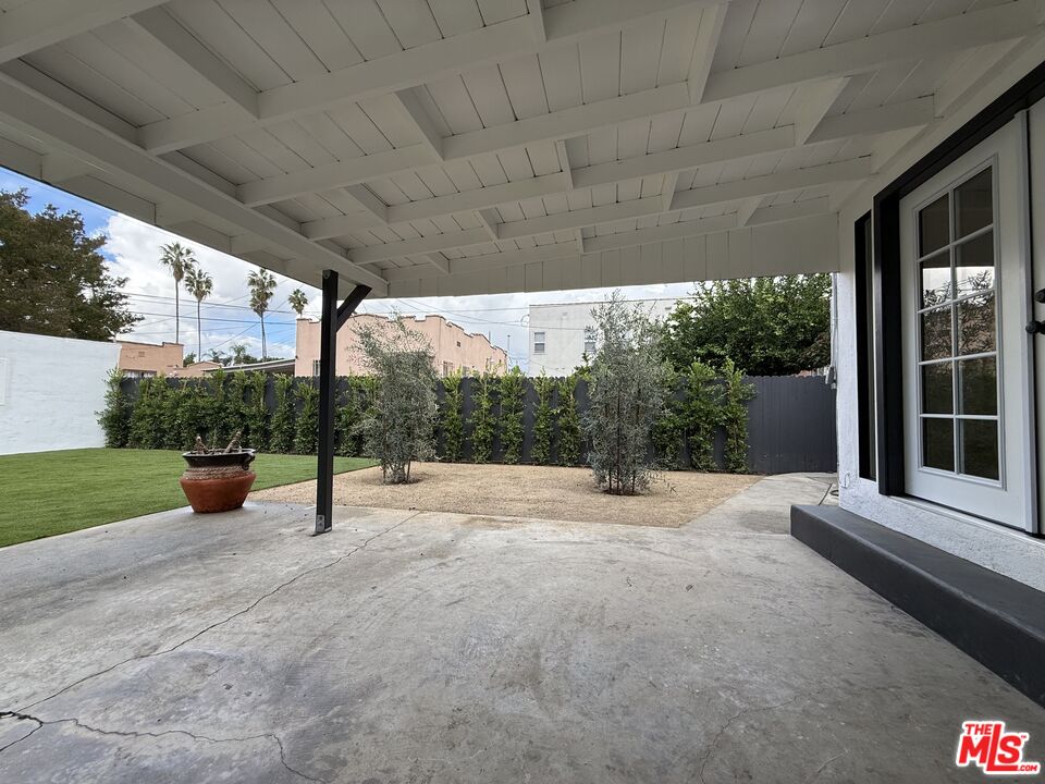 3031 Virginia Road Los Angeles, CA 90016 - Photo 10 of 10 a view of a backyard of the house