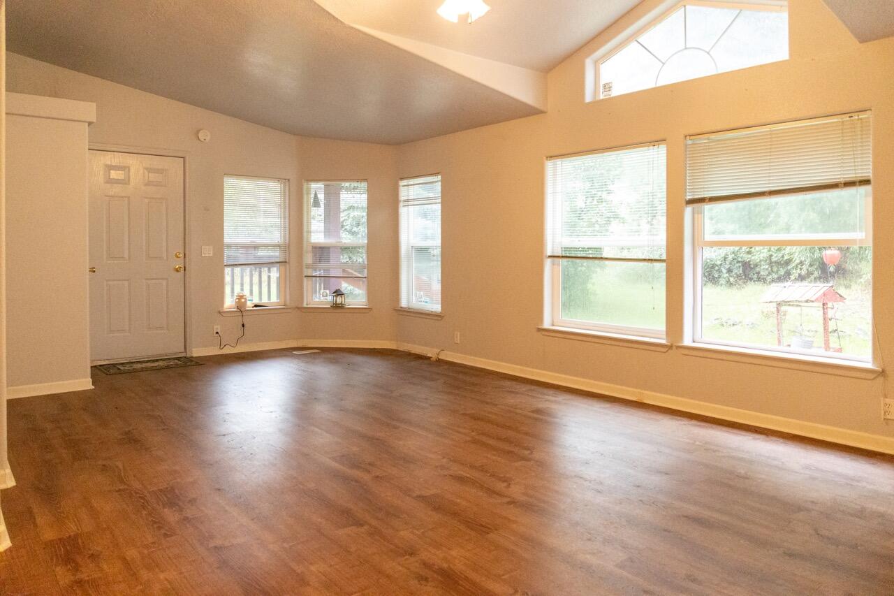 3411 East Langell Valley Road Bonanza, OR 97623 - Photo 12 of 43 Living Room