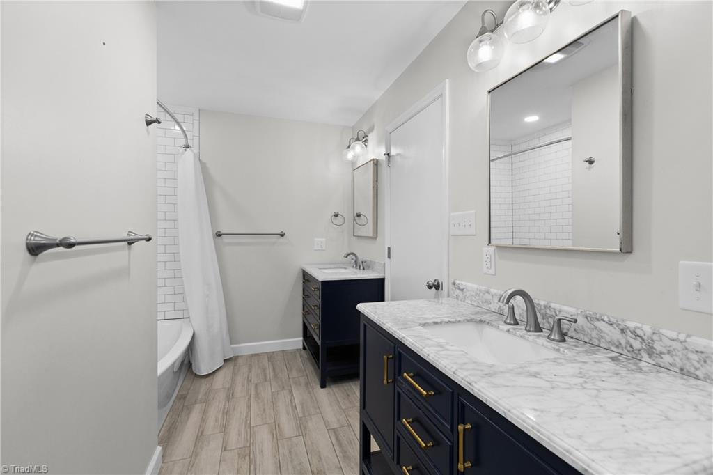 3009 Wellingford Street High Point, NC 27265 - Photo 20 of 35 Primary En Suite Bathroom